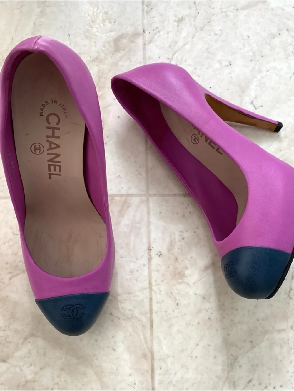 Chanel Made in Italy Interlocking CC Logo Purple Navy Leather Pumps Heels 6/36